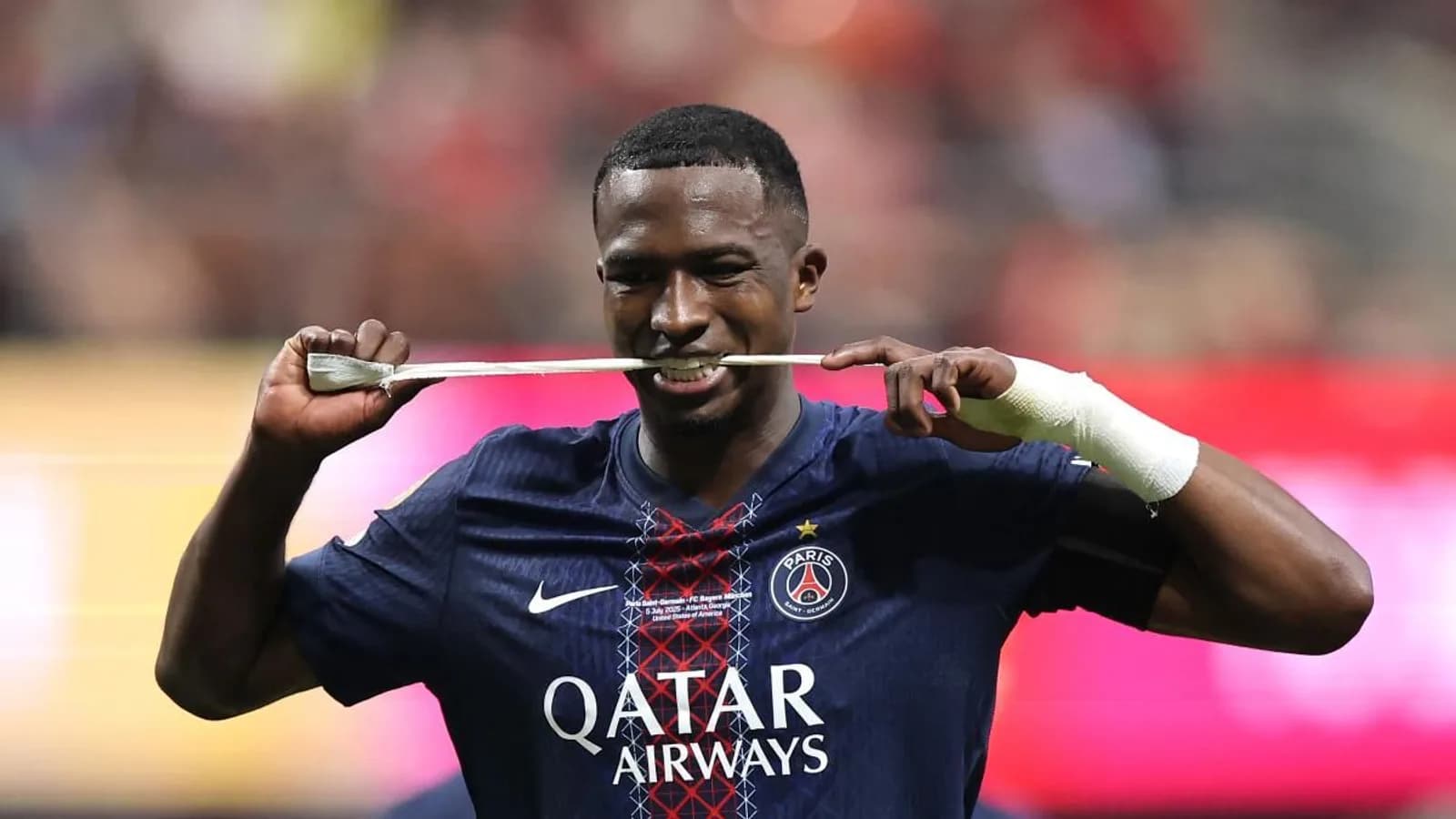 Willian Pacho renueva con el PSG hasta 2031
