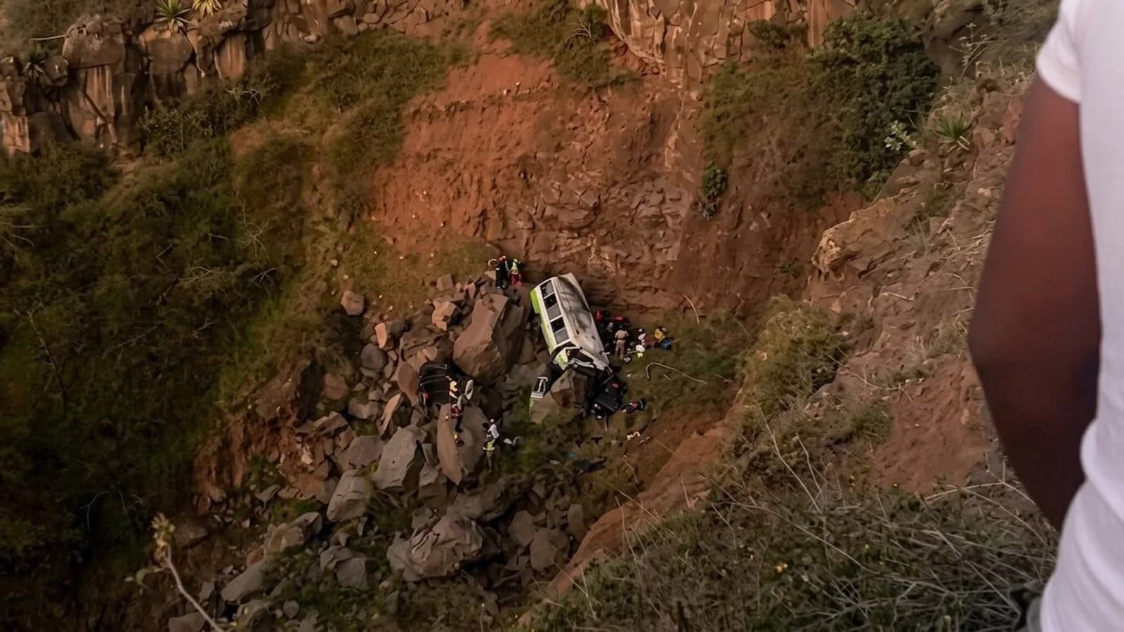 Autobús cae por precipicio en Cabo Verde: 25 muertos
