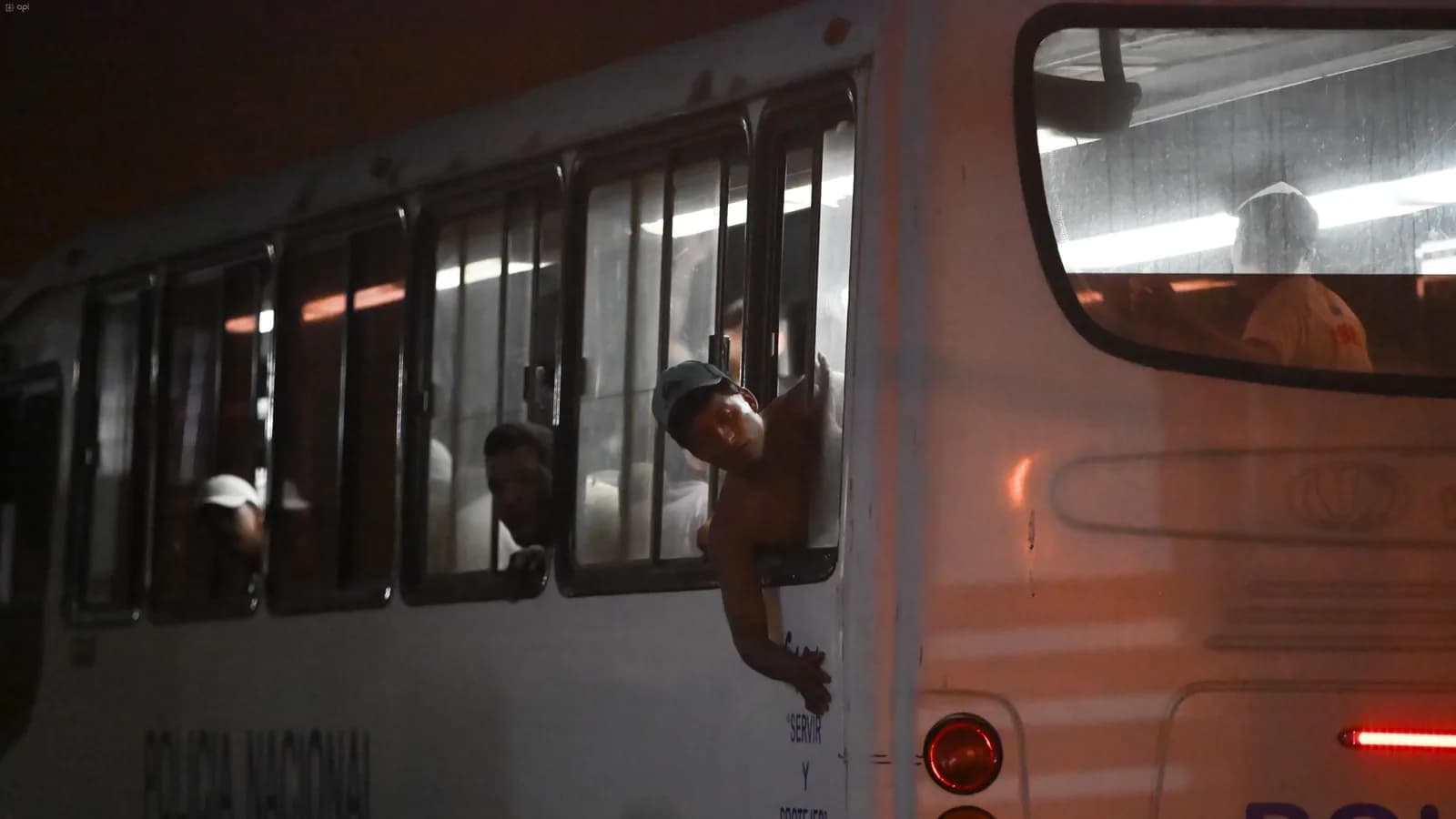 28 tripulantes de barcos hundidos por EE.UU. llegan a Manta