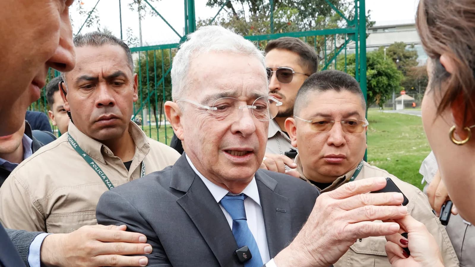 Uribe niega responsabilidad en masacres y asesinato de los