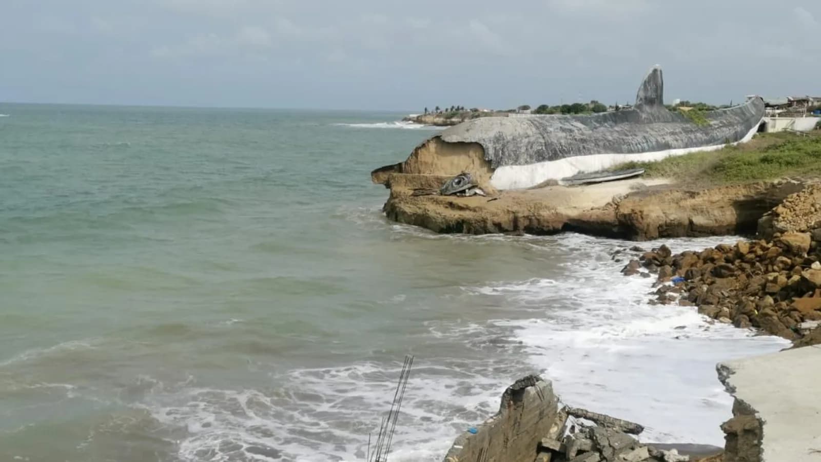 El Niño acelera erosión costera en Ecuador con daños en