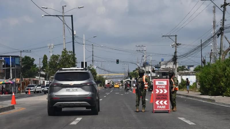Militares resguardan Puerto Bolívar en Machala por