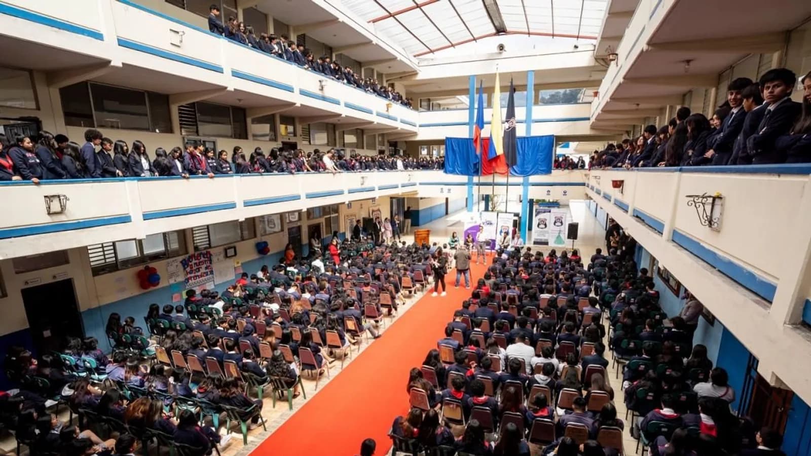 Colegios privados en Ecuador cobran hasta $2.200 mensuales