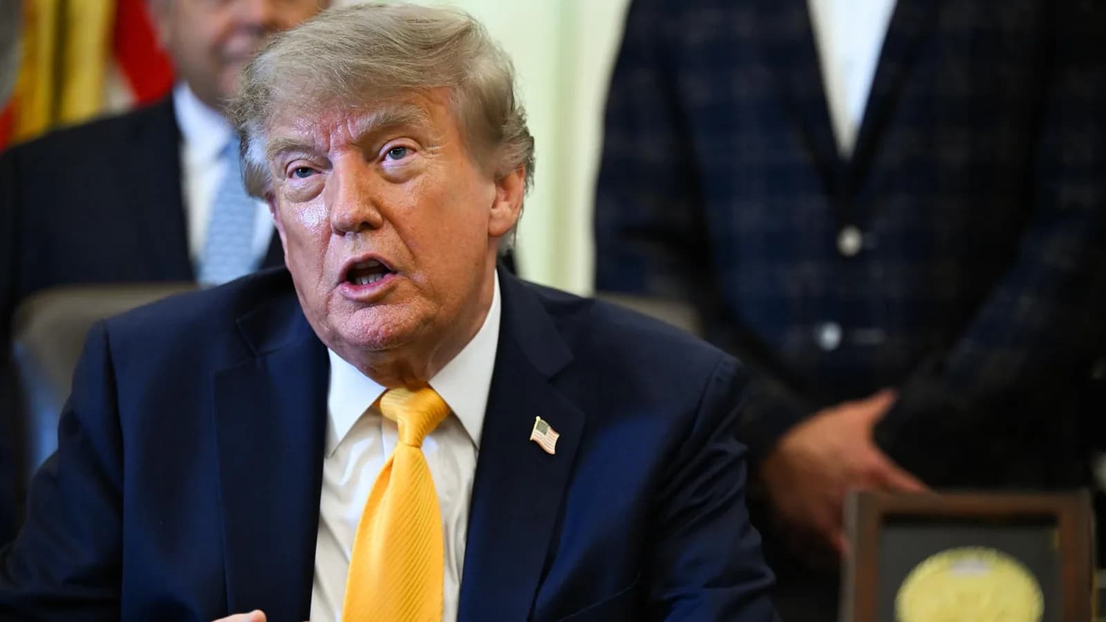 Trump afirma que la Luna pertenece a EE.UU. y exhibe
