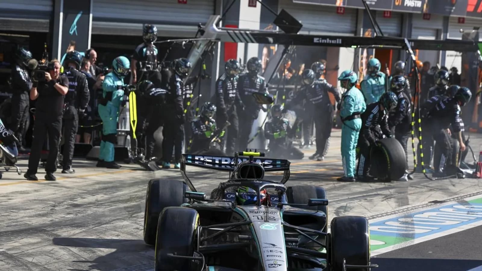 Kimi Antonelli gana en Monza tras remontar desde el puesto