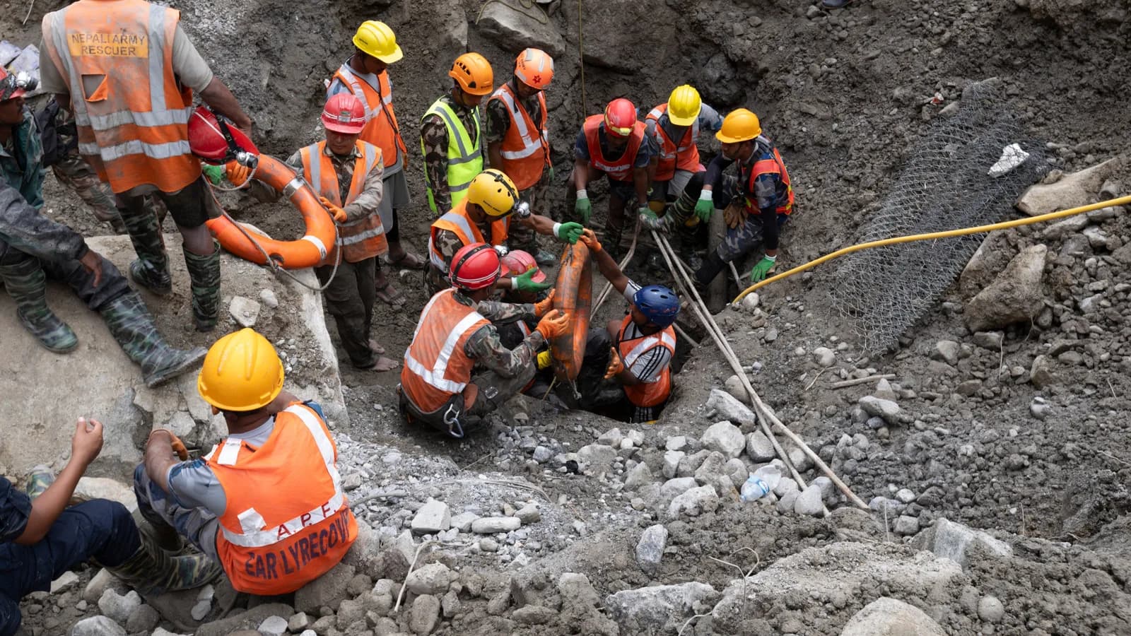 Milagro en Nepal: rescatan vivos a dos trabajadores nueve días después de quedar atrapados por inundaciones