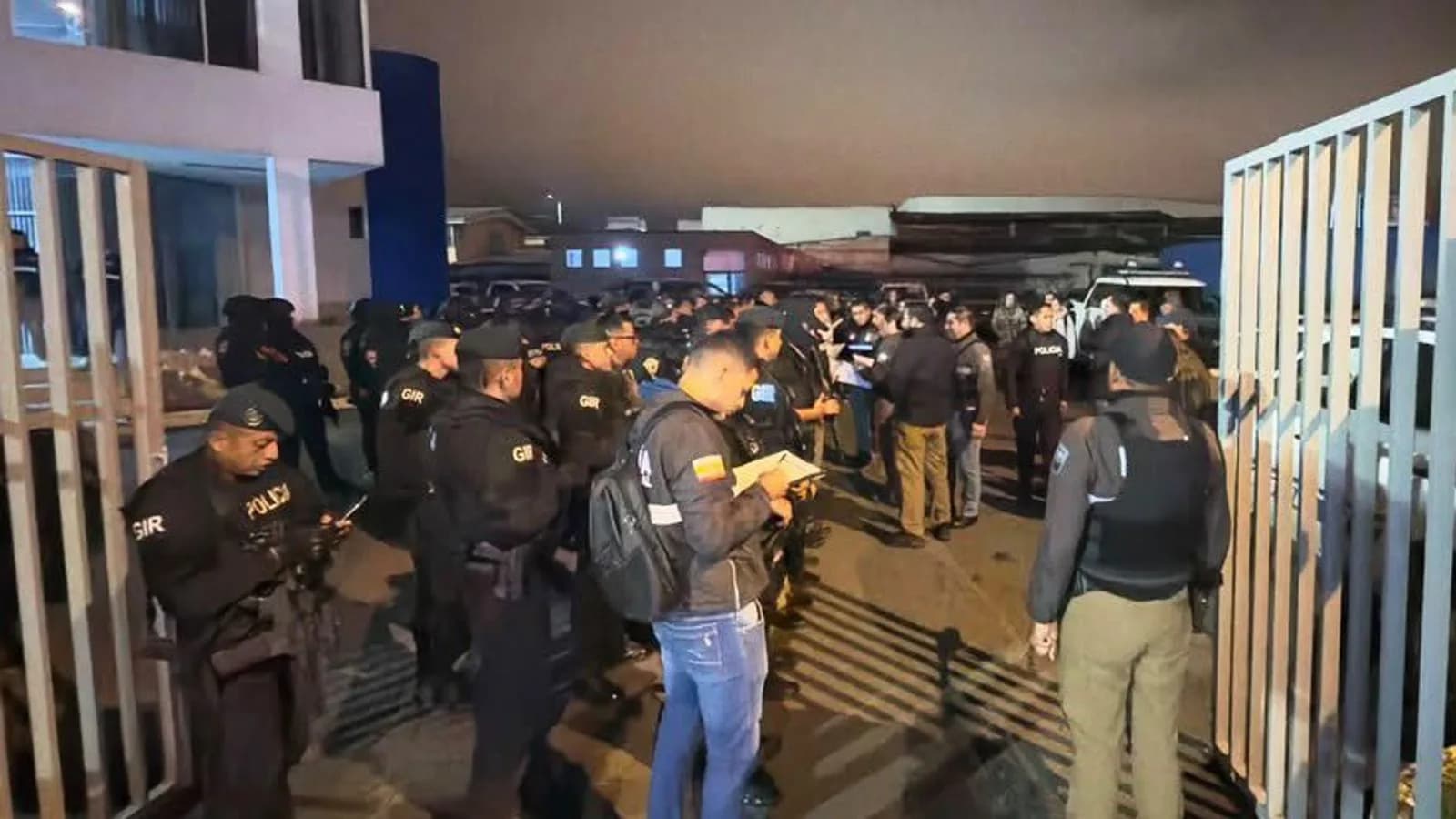 Fiscalía allana casas de exfuncionarios de Cuenca por