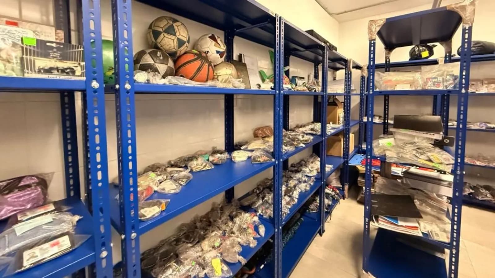 Metro de Quito guarda más de 3.800 objetos perdidos en