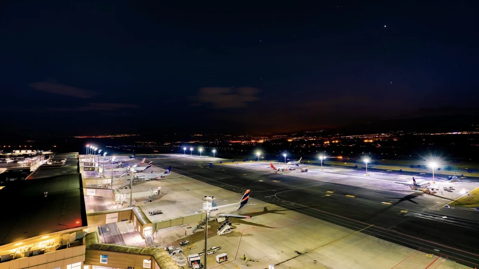 Treinta y un vuelos reprogramados por cierre del aeropuerto