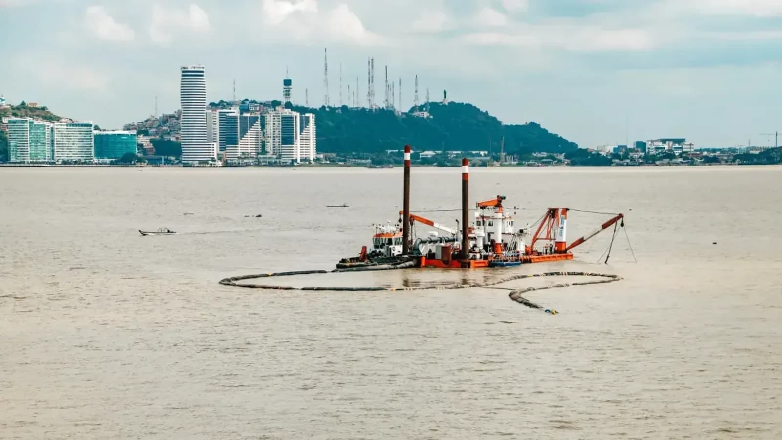 Prefectura del Guayas enfrenta El Niño sin dragas operativas